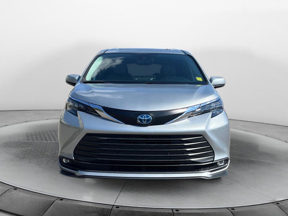 Used 2025 Toyota Sienna XLE FWD image 2