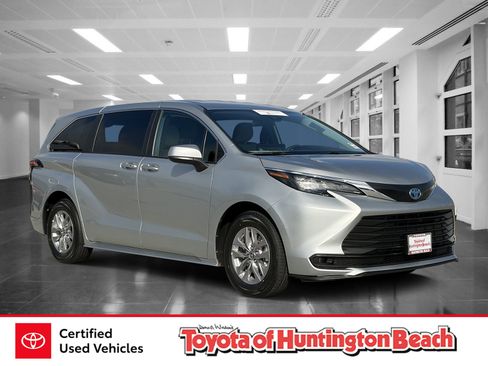 Certified 2025 Toyota Sienna LE FWD image 1