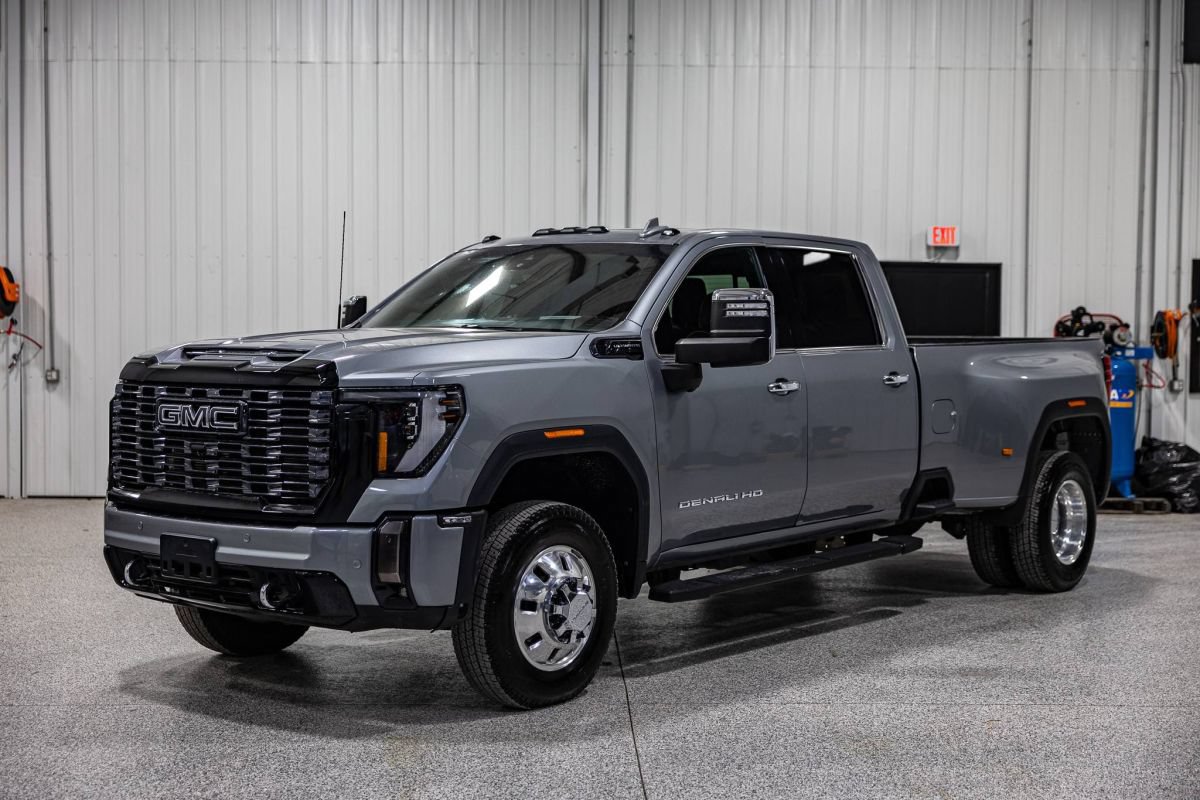Used 2024 GMC Sierra 3500 Denali Ultimate AWD/4WD image 1
