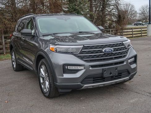 Used 2023 Ford Explorer XLT w/ Equipment Group 202A image 7