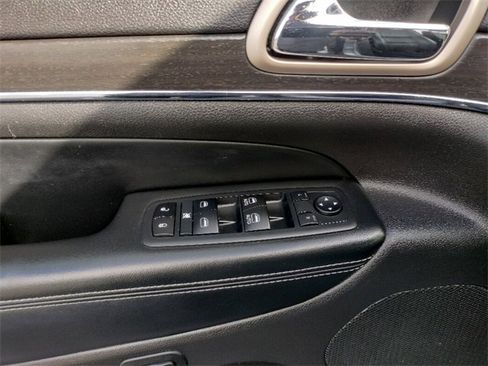 Used 2017 Jeep Grand Cherokee Limited image 39