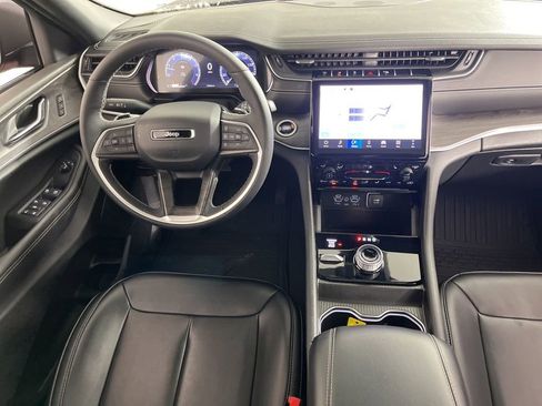 Used 2024 Jeep Grand Cherokee Limited w/ Black Appearance Package image 14