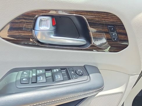 Certified 2024 Chrysler Pacifica Limited FWD image 7
