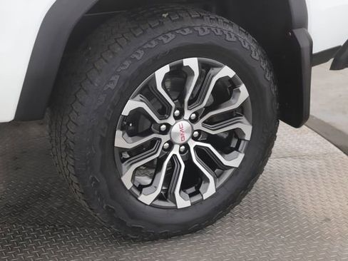 Used 2024 GMC Canyon Denali image 14