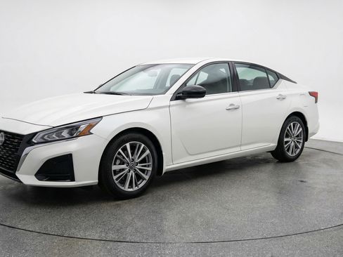 Used 2025 Nissan Altima 2.5 SV image 3