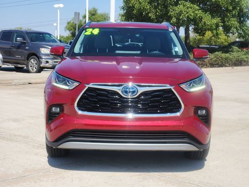 Used 2024 Toyota Highlander Platinum FWD image 2