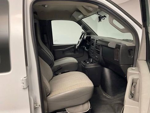 Used 2017 Chevrolet Express 3500 RWD image 18