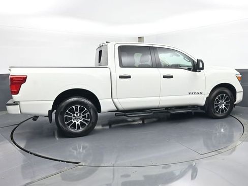 Used 2024 Nissan Titan SV w/ SV Convenience Package AWD/4WD image 3