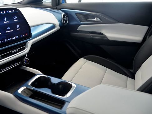 Used 2025 Chevrolet Equinox EV LT w/ Convenience Package II image 27