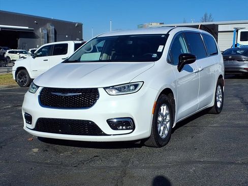 Used 2024 Chrysler Pacifica Touring-L image 2