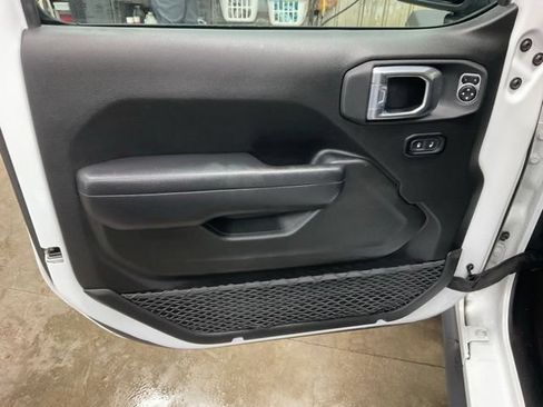 Used 2025 Jeep Wrangler Unlimited Rubicon AWD/4WD image 5