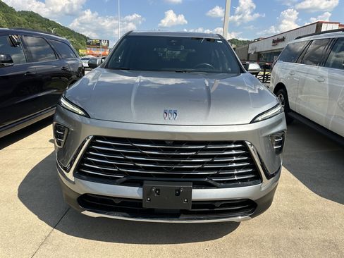 Used 2025 Buick Enclave Preferred AWD/4WD image 7