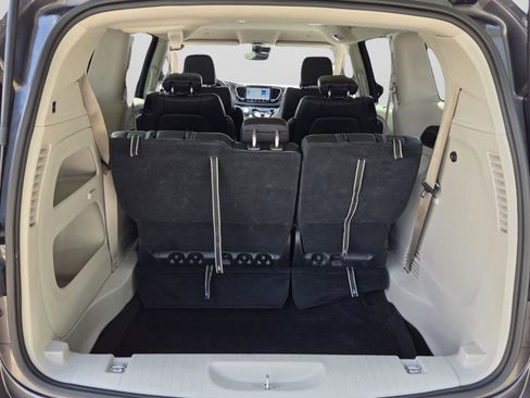 Used 2023 Chrysler Pacifica Touring-L FWD image 14