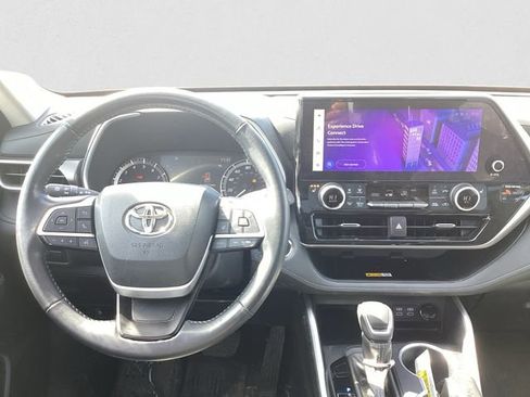 Used 2023 Toyota Highlander XLE image 9