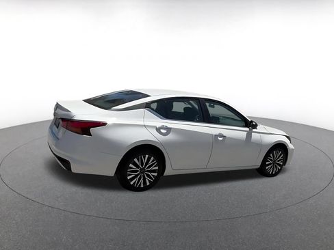 Used 2025 Nissan Altima 2.5 SV FWD image 14