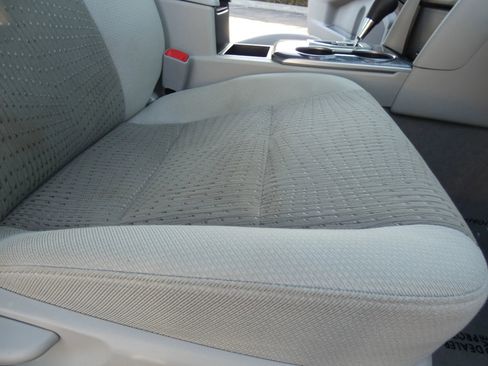 Used 2013 Toyota Camry LE image 29