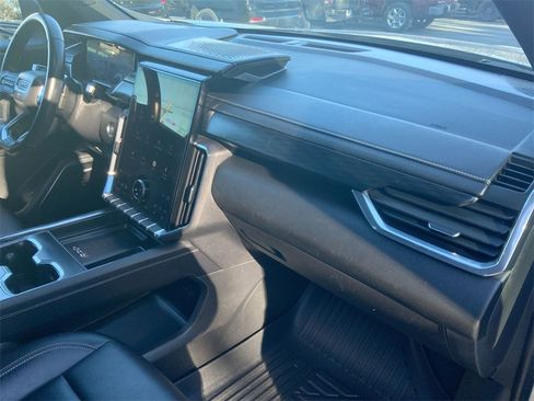 Used 2024 GMC Acadia Elevation image 30