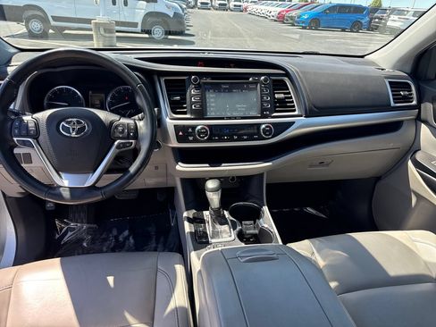 Used 2019 Toyota Highlander XLE FWD image 16