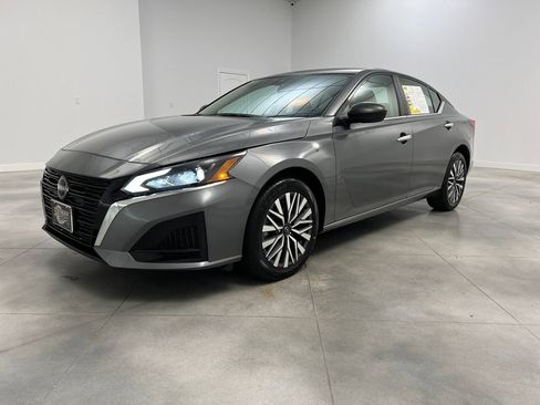 Used 2024 Nissan Altima 2.5 SV AWD/4WD image 3