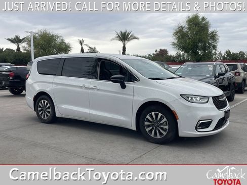 Used 2024 Chrysler Pacifica Select image 1