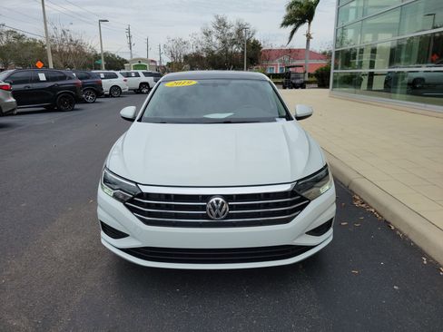 Used 2019 Volkswagen Jetta SE image 2
