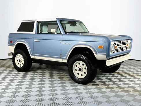 Used 2025 Ford Bronco Badlands AWD/4WD image 3
