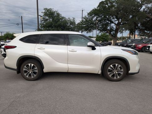 Used 2021 Toyota Highlander XLE AWD/4WD image 2