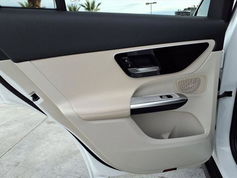 Used 2025 Mercedes-Benz GLC 300 image 17