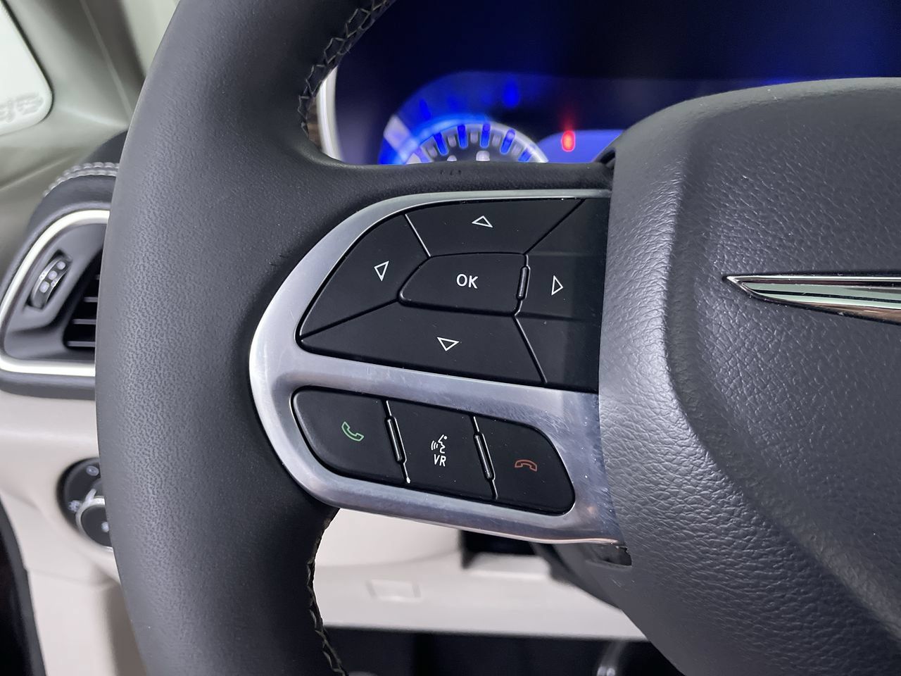 Used 2023 Chrysler Pacifica Limited FWD image 26