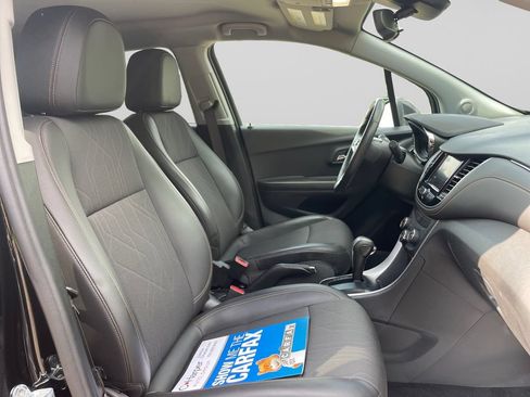 Certified 2022 Chevrolet Trax LT w/ LT Convenience Package AWD/4WD image 11