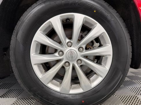 Used 2018 Chrysler Pacifica Touring-L FWD image 30