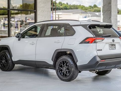 Used 2021 Toyota RAV4 XLE w/ Convenience Package FWD image 7