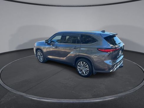 Used 2021 Toyota Highlander Platinum image 11