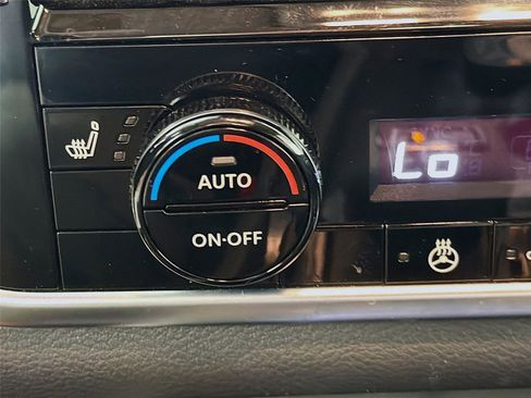 Used 2025 Nissan Rogue SL AWD/4WD image 24