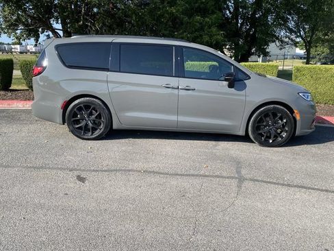 Used 2025 Chrysler Pacifica Limited FWD image 10