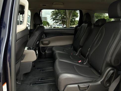 Used 2026 Kia Carnival FWD image 12