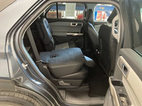 Used 2022 Ford Explorer XLT w/ Equipment Group 202A image 10