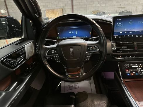 Used 2022 Lincoln Navigator Reserve image 14