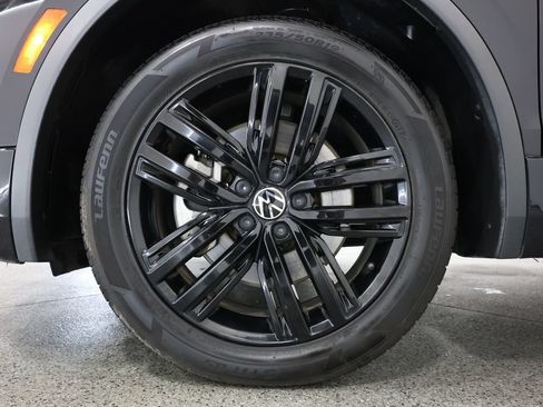 Used 2022 Volkswagen Tiguan SE R-Line FWD image 5