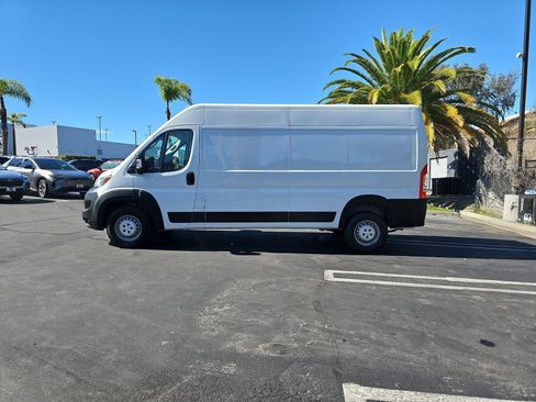 Used 2024 RAM ProMaster 2500 w/ Convenience Group FWD image 4