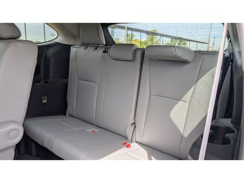 Used 2024 Toyota Highlander XLE image 18