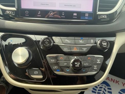 Used 2023 Chrysler Pacifica Touring-L FWD image 22