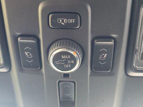 Used 2025 GMC Yukon Denali RWD image 32