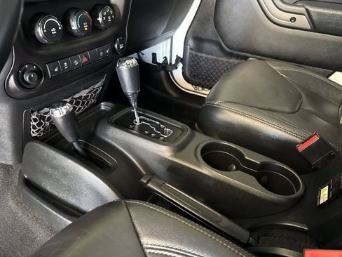Used 2018 Jeep Wrangler Unlimited Sahara AWD/4WD image 21