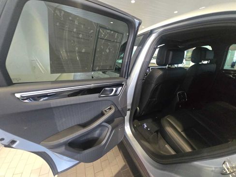 Used 2025 Porsche Macan AWD/4WD image 17