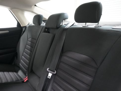 Used 2017 Ford Fusion SE image 12