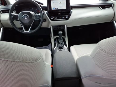 Used 2024 Toyota Corolla Cross LE image 12