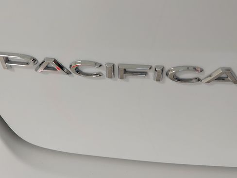 Used 2024 Chrysler Pacifica Touring-L w/ Uconnect Theater Family Group FWD image 17