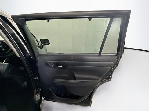 Used 2021 Toyota Highlander XLE FWD image 33
