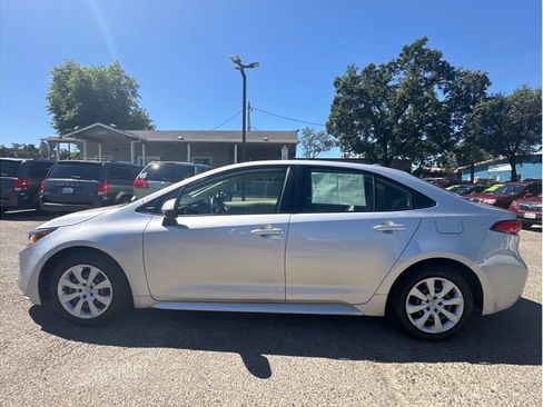 Used 2021 Toyota Corolla LE w/ Carpet Mat Package (TMS) FWD image 4